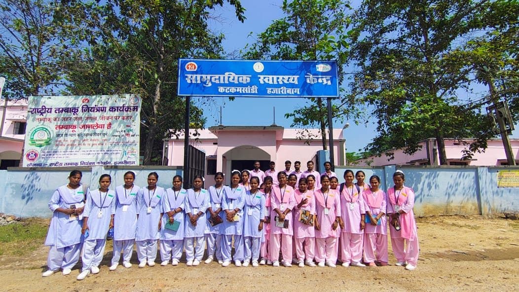 Students on a community health posting at the Community Health Centre, Katkamsandi, Hazaribagh